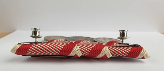 Ein Bild, das Modeaccessoire, Im Haus, rot, Handarbeit enthält.
Automatisch generierte Beschreibung