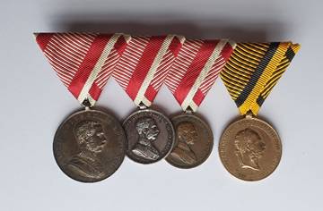 Ein Bild, das Münze, Medaille, Metall, Währung enthält.
Automatisch generierte Beschreibung