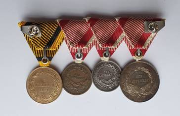 Ein Bild, das Münze, Metall, Medaille, Bronze enthält.
Automatisch generierte Beschreibung